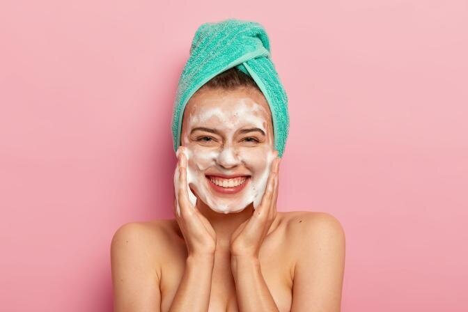 Kā atrast savam sejas ādas tipam piemērotāko attīrīšanas līdzekli?